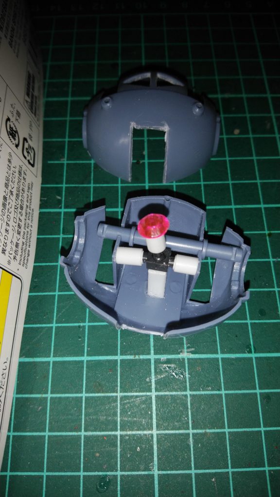 モノアイ可動化工作中ボールジョイントにセリアのジェルシールを使用してます