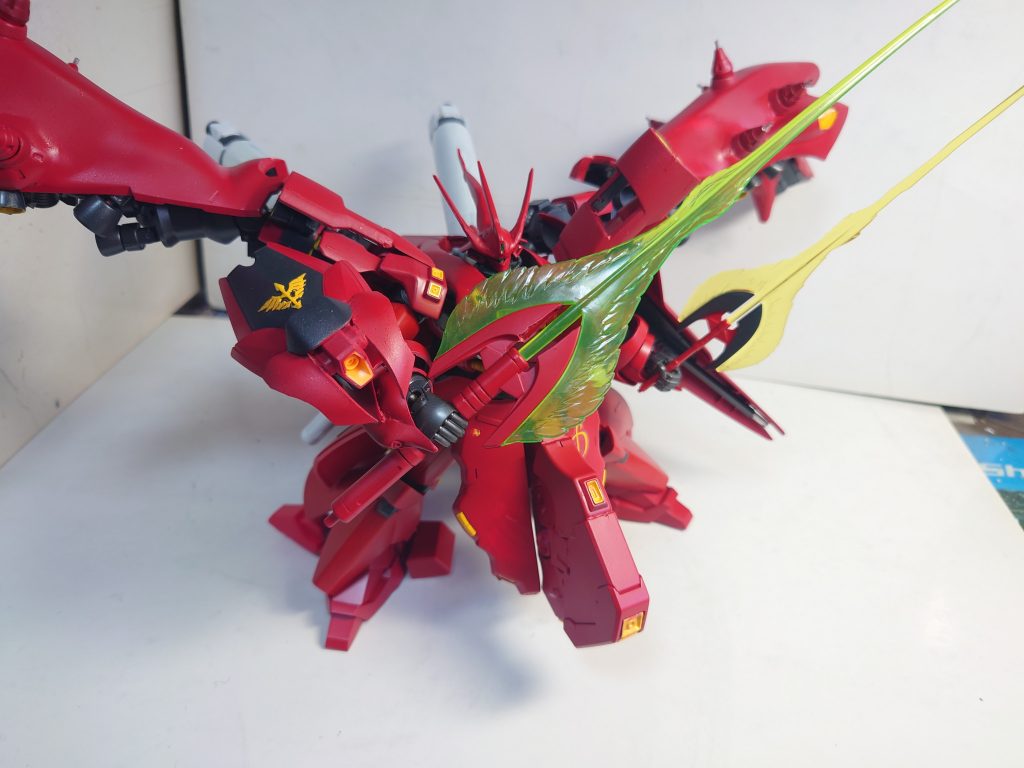 シールドにはビームキャノンを追加、トマホークの位置をらズラして収納状態でもビーム刃を発生出来るようにし、大小ミサイル計4発を裏側上部に装備。右腕のサブシールドには接近された際の迎撃用に拡散メガ粒子砲を一門、対艦用に用意した大型ビームソードのエネルギー充填も兼ねてます。