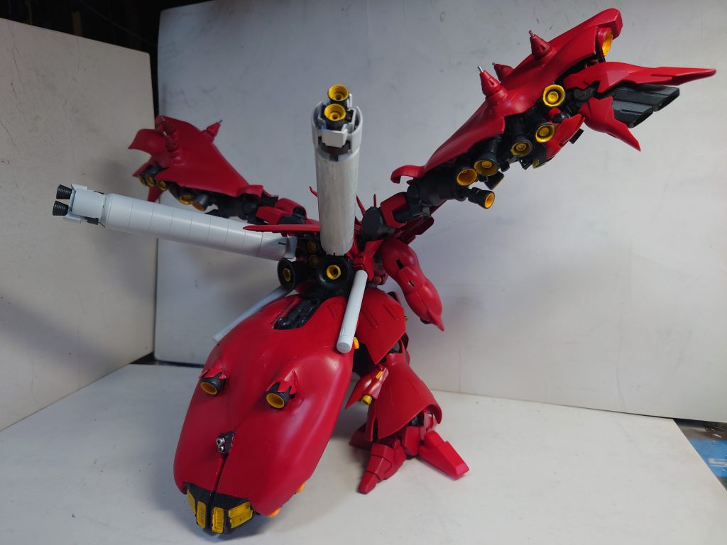 一番苦労したのはリアスカートでした。フレームとしたプラ素材と各種パテと接着剤の相性が悪かったのか、表面処理しても傷と亀裂が増えるばかりでした(泣)アポジモーターと追加バーニア、スラスターを各種取付、写真には見えませんが裏にはディテールとプロペラント・タンク追加、これだけデカいリアスカートに丸腰は流石に…と思ってビームガンも装備しました。