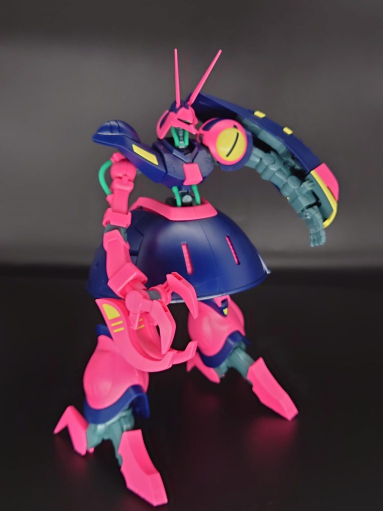 素組みは、蛍光ピンクで、チープなカラーリングでしたね!