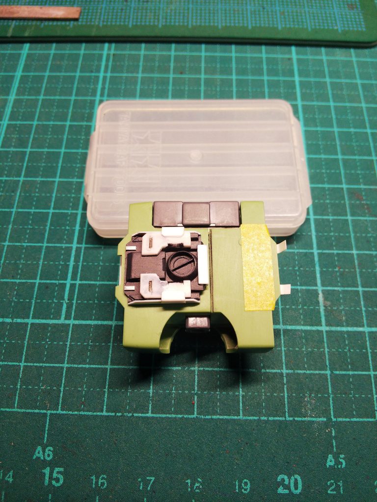 肩パーツの側面がなんとなく寂しい感じがしたので、メカディテール追加。 バインダーつけると隠れてしまうんですけどね😅