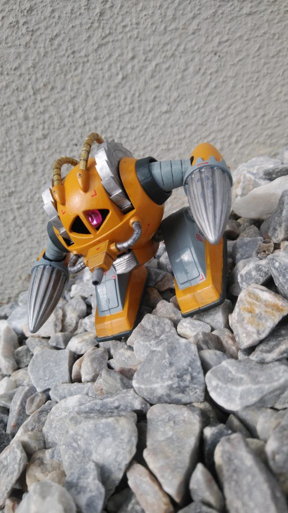 モノアイ可動化、股を短くすることで可愛さアップを図りました!