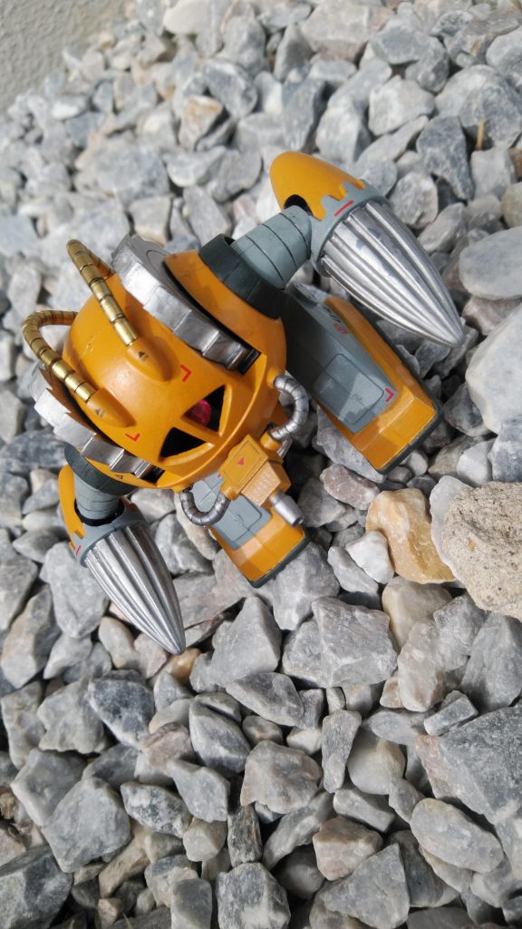 頭部のパイプは針金とホームセンターで購入した真鍮パイプを加工して製作してます。