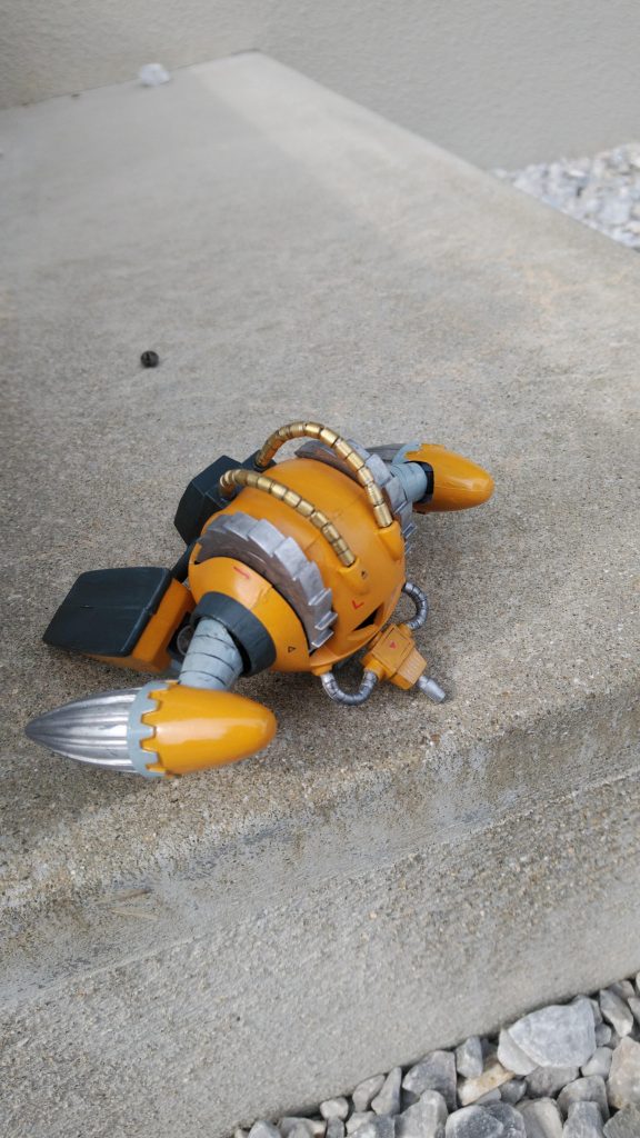 水中巡行形態両腕のドリルを高速回転させることで機体後部に水流を発生させる……的な?