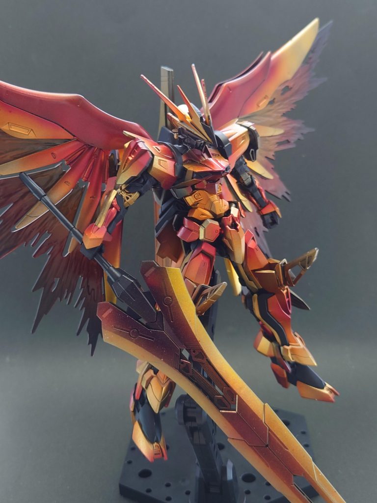 大剣を構えて剣の塗装にはかなり苦戦しました。初めに塗ったものが「炎というか銅製の剣に見える」とツッコまれてしまい、何度か色の比率を変えて塗り直ししました。　