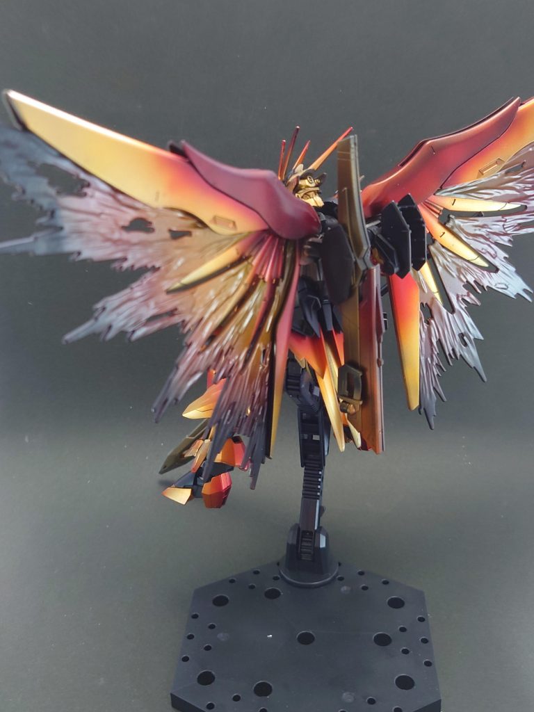 光の翼です。こちらも炎をイメージした色に塗装しました。先端部を黒くし、燃え尽きる感じ？を表現してみたつもりです……… 今回、ミキシングの際に見通しが甘く、接続がかなり緩くなってしまい、試行錯誤しました。今思えば予め中で固定させるパテなどを用意しておくべきだったな……と反省しています。次のミキシングは万全の準備で挑みたいところです。