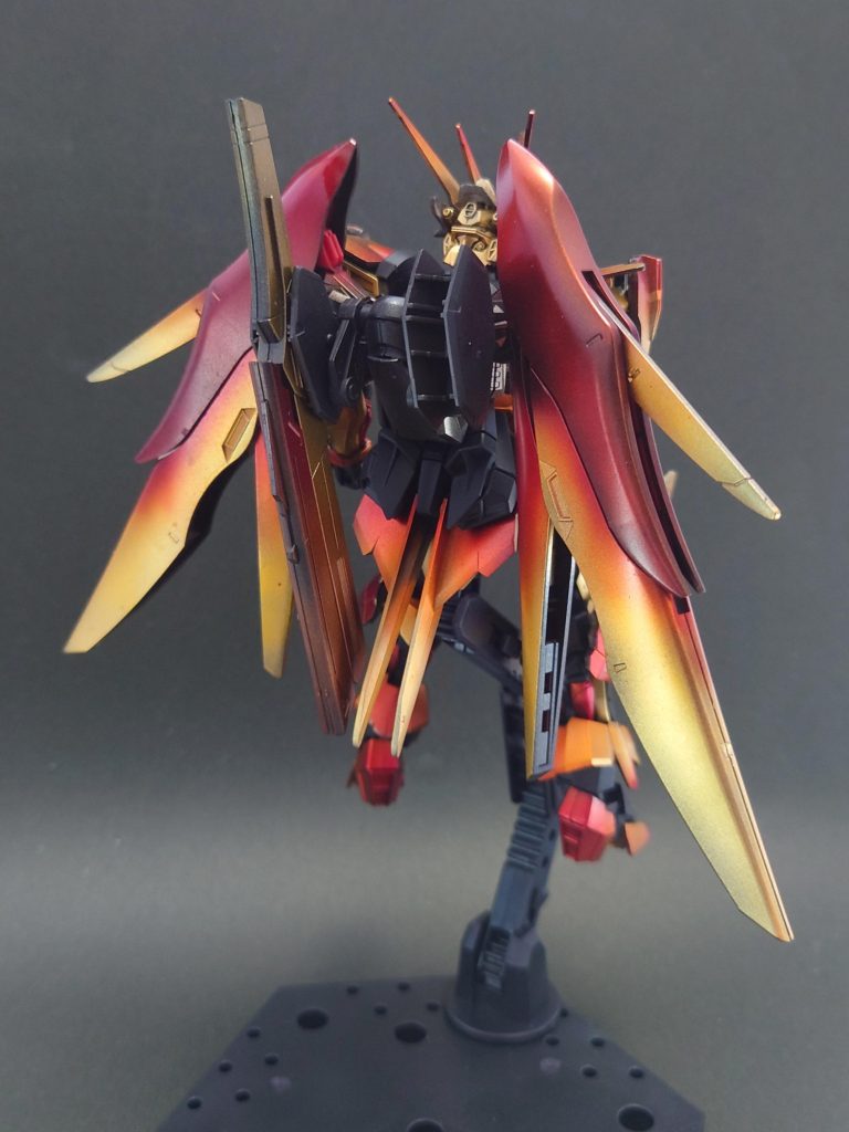 正面と背面から全体的に炎を思わせるカラーにしたいと思い作り始めました。キャンディ塗装で黒→赤→オレンジ→黄色の順でグラデーションをつけていきました。ここまで全身にグラデーションをつけたのは初めてで、上手く塗れるかめちゃくちゃ緊張しました……笑