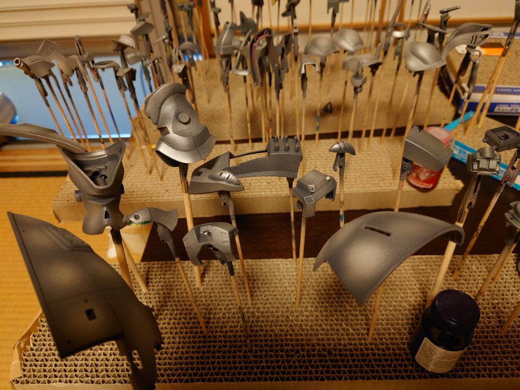 ホントは、下地グラデーション塗装したのですか、プリズムブルーブラックの隠蔽力高くて、結局グラデーションかけた分は無駄になったけど、最終的に上手く完成できたので、結果オーライです。