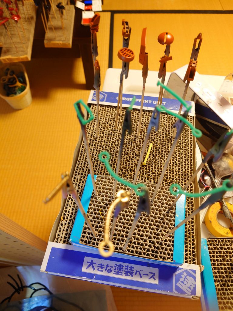 緑のゴムみたいなパーツは、プライマー吹いてゴールドにカラーチェンジ