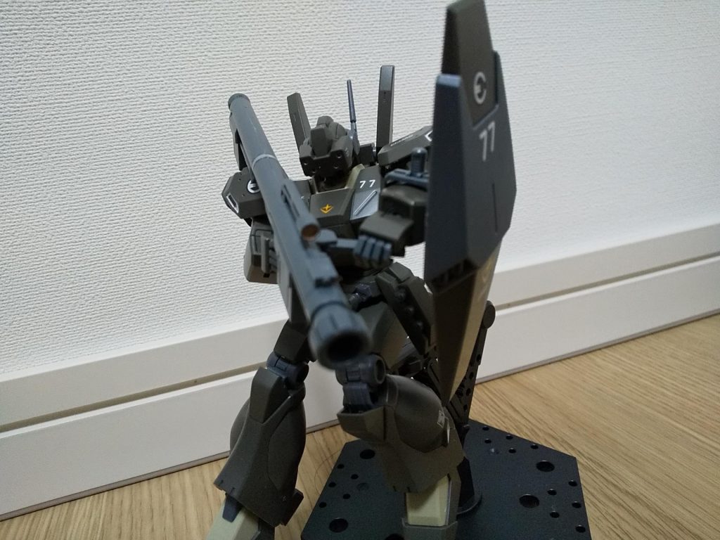 バイザーの小さいスコープの色塗りは面倒でしたね。クリアレッド+クリアブルー+クリアの混色で、下地シルバー。もともとの成型色が濃いので水性ホビーカラー用サーフェイサーも使用してます。