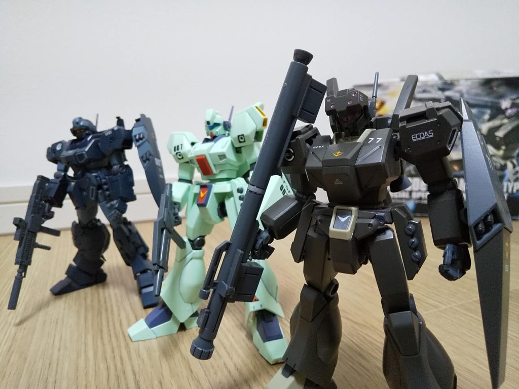 あとは、このキット関節がギチギチに硬いですね。とくに肩と肘。プラプラで腕がダランと下がるのよりは良いのですけれど。