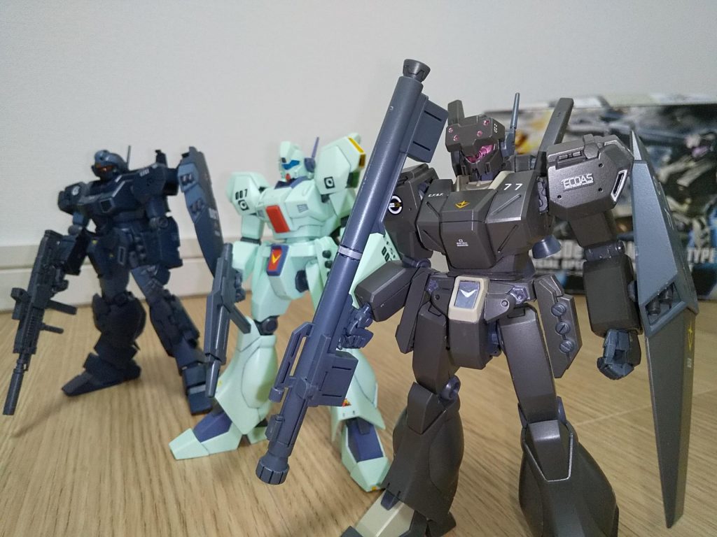 ジェガンとジェスタと。カメラの奥は銀を塗っているので多少は明るくなります。