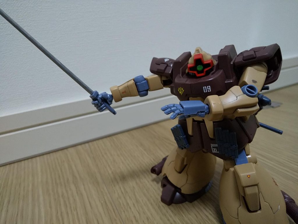 ヒートサーベルの色指定が無いので迷いましたが、ガンダムマーカーのシルバーにて塗装。ファインシルバーだと光りすぎると感じたので。「基本的に使い捨て」とあるので、丁寧には作っていないのかなとも。