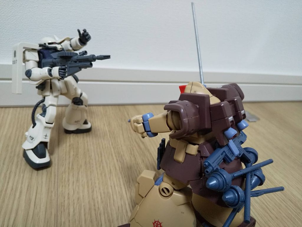 合わせ目消しはしないので、「まぁ、そりゃそうだろ」ですが、肩の合わせ目が目立ちますなぁ。