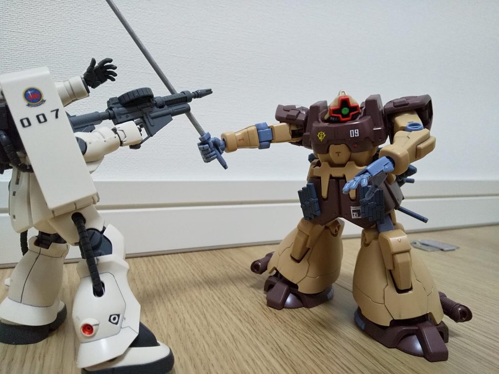 トリントン襲撃に来てたのは通常カラーの方でしたけど、キンバライトのパイロットも、ザクF2連邦を見掛けたら切り掛かるのでしょうね。