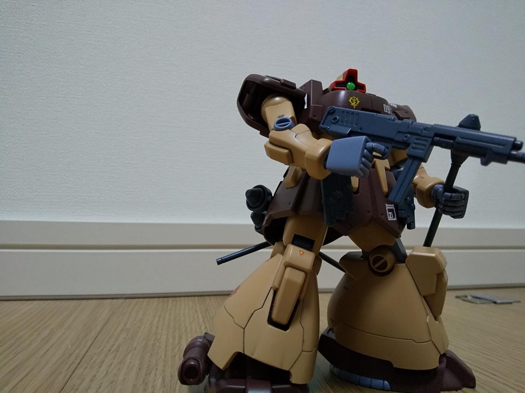 リックドムIIもそうですが、この「人差し指だけ動く手の平」よりも、専用持ち手の方が好みです。