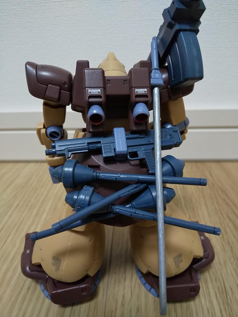 武器てんこ盛りなのはうれしいんですが、これすぐポロリするんですよね…パーマネントマットバーニッシュを塗るとだいぶマシになりました。関節を固くすることで巷で話題になっている例のあれです。