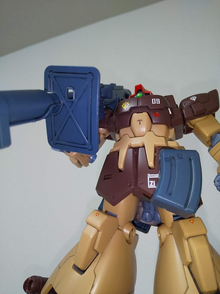 アオリ構図で。モノアイ代わりのHアイズ裏は銀色に塗ってるので明るくなります。前までは普通の銀色(ガンダムマーカーもしくは水性ホビーカラー)だったのですが、今回ガンダムマーカーEXのファインシルバーにしました。明るさがより増しました。