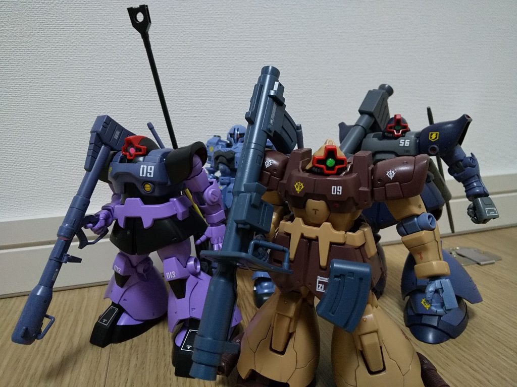 ツィマッド社チームで。後付け設定とはいえ、ドムの前のMSがこんなに細身とはねぇ。