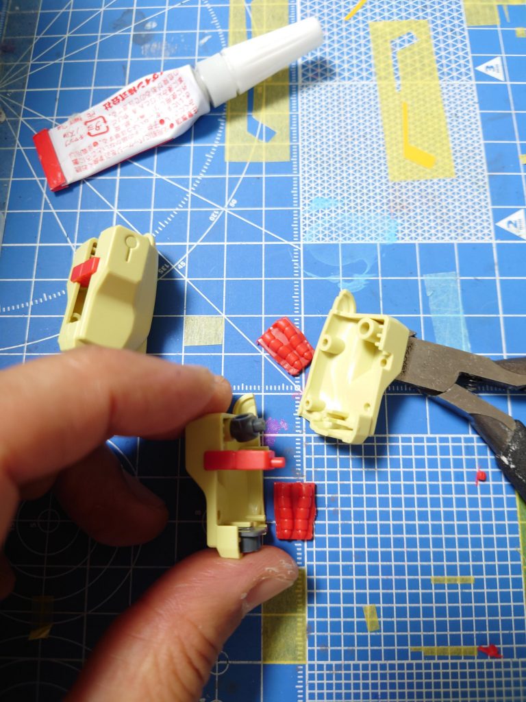 腕のパイプとくっついてる赤いパーツ　成型色は赤色ですが、黄色に塗り分けたいので、分割して腕の方に貼り付けました。