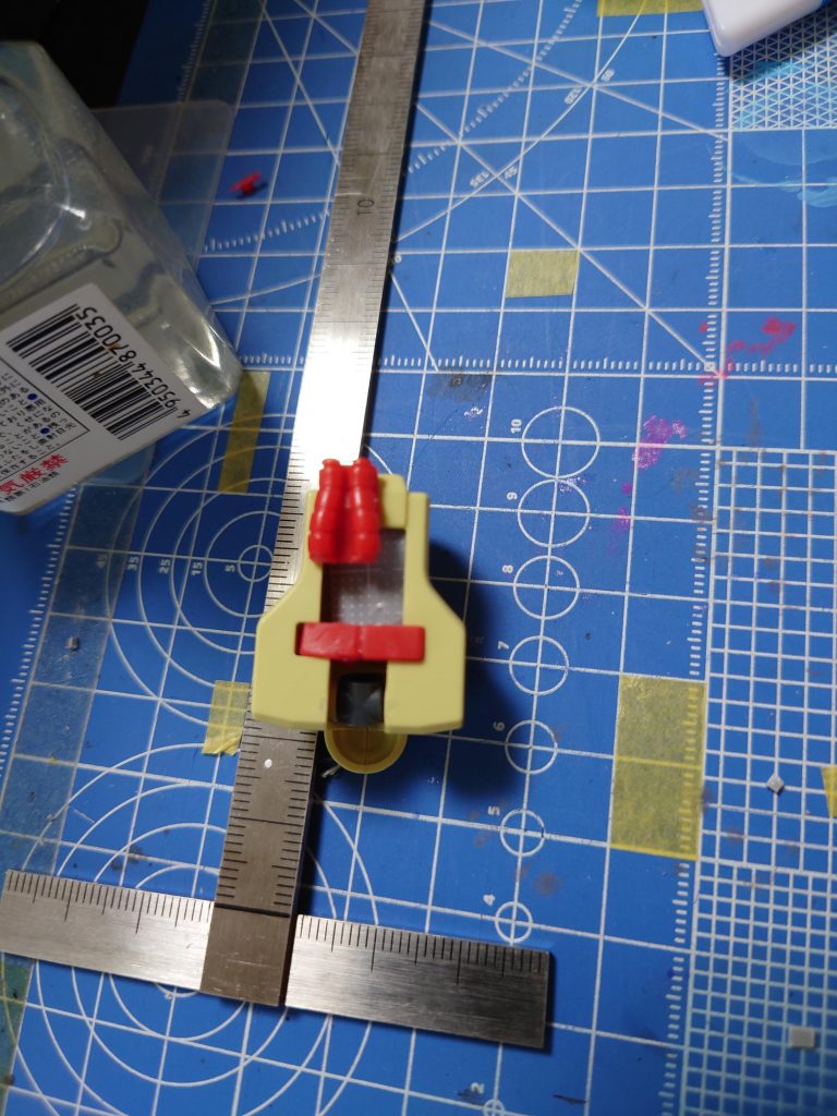 底にはプラ板で底上げパーツくっつけました