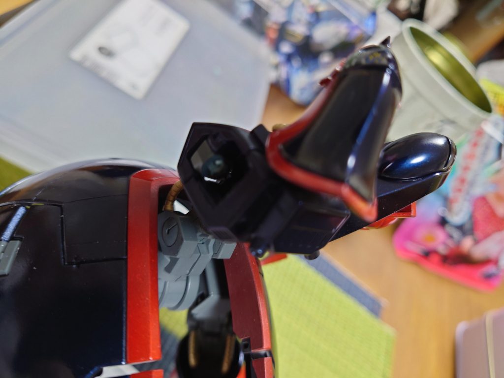 今回トラブルが発生して、最終的に撮影ブースで撮影しようとしたとき、変形させようと思ったら、腕の関節パーツが、根本からネジ切れてしまいました(汗)