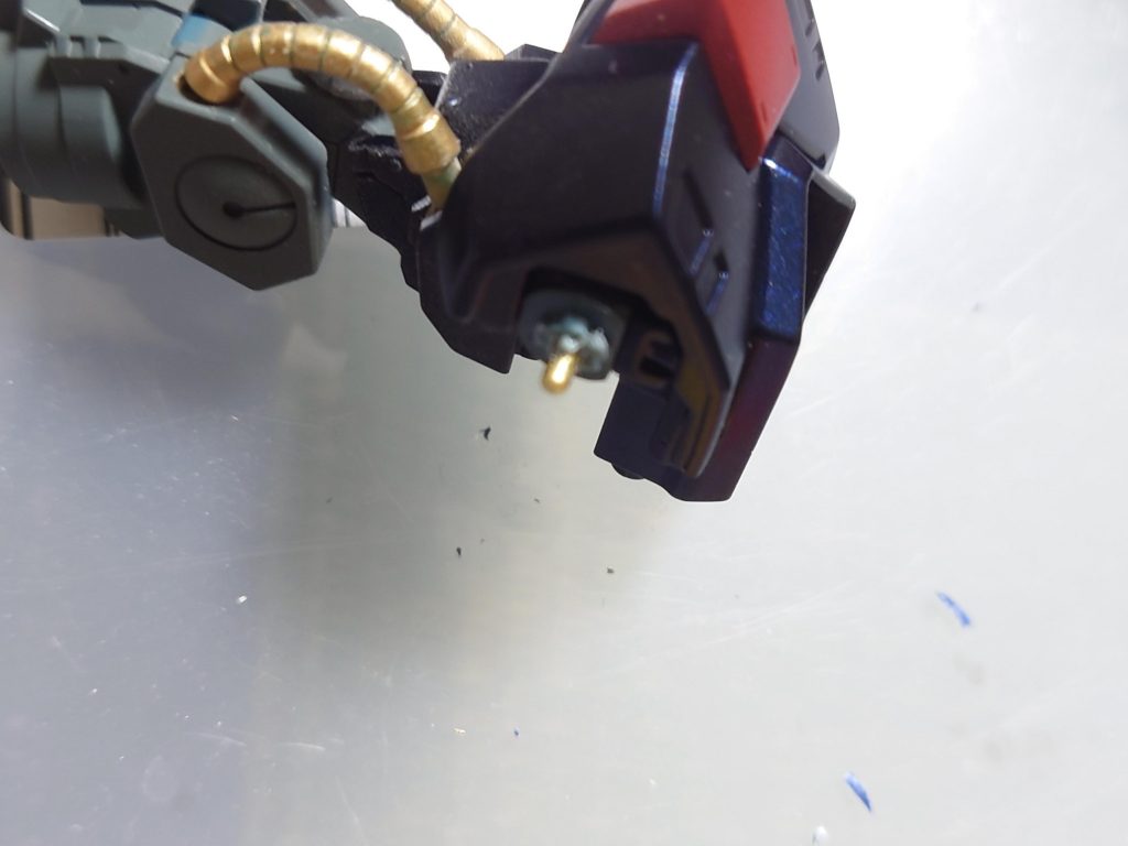 応急処置で真鍮線で軸打ちしてみましたが、やはり不安だったので、バンダイさんにパーツ請求して、完成させました。