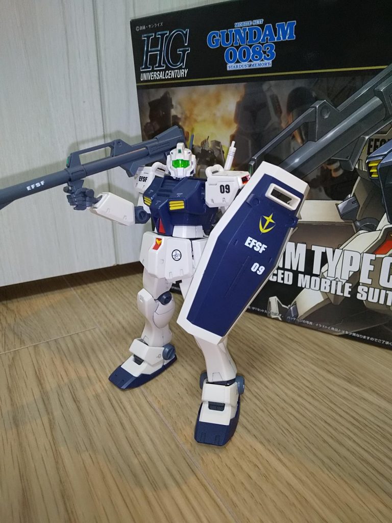 バイザー奥のセンサーパーツは、ガンダムマーカーEXのシャインシルバーを使って光らせています。以前のガンダムマーカー(普通)のシルバーや、水性ホビーカラーの銀色よりも、美しく反射しますね。