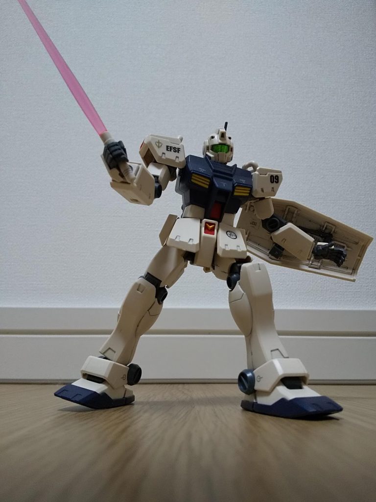 ビームサーベルのエフェクトパーツは、パワードジムの1本余っていたものから拝借。このキットには付いていないのですよね、エフェクトパーツ。