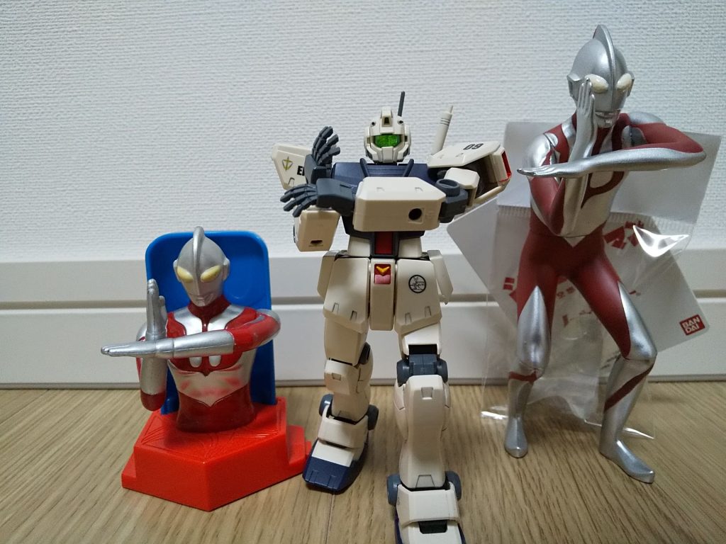 #スペシウムチャレンジ このポーズができるキットはあまり多くないです。まず、腕を十字に組む際に、肩が前にせり出せないと無理です。あと、できれば前傾姿勢も取りたいですが、ジム改は無理でした。オリジン系のザクはできますが、両手とも平手、というのができないのですね。HGCCターンエーは肩アーマーを何とかすれば割とうまくスペシウム光線ポーズが取れますよ、って一体何の話だ。