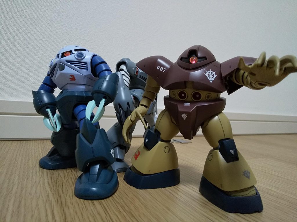 モノアイ裏にガンダムマーカーEXのシャインシルバー塗ったのですが、ボンドで結構流れちゃいましたな。難しい。