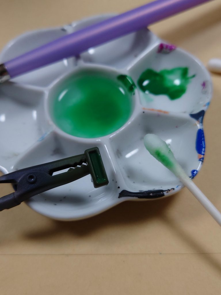 たくさんついてるバーニアミタパーツの内側の緑の塗り分けは、水性ホビーカラーのグリーンを塗って、マジックリンで拭き取り