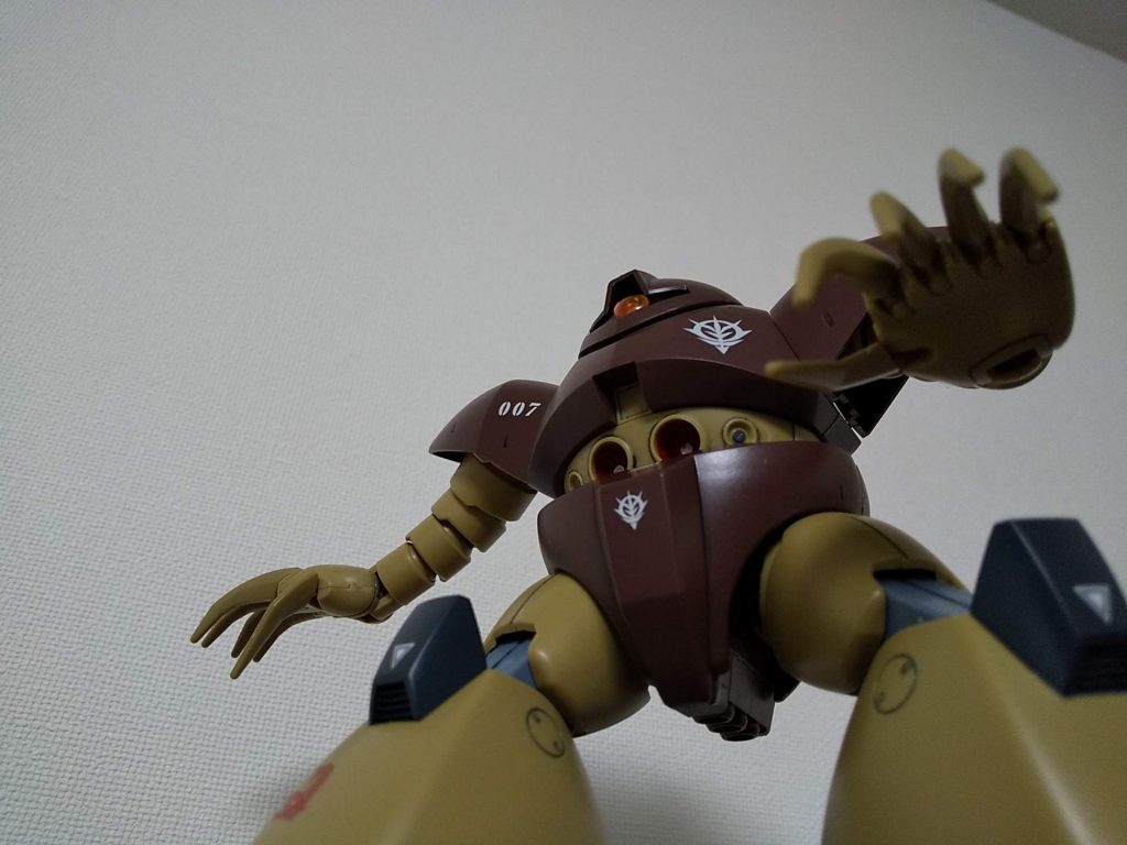 港湾地区の基地に勤めてて、こんなのが上陸して来たら泣く。ズゴックはMS然としてますが、ゴッグはそれに加えて怪獣感もありますよね。ガンダムより科特隊とかウルトラマンに何とかしてほしいというか…