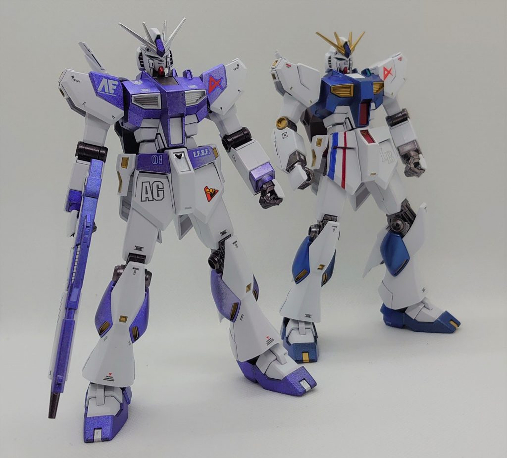 1体目のνガンダムと並べてみました。自宅にνガンダムの数が増えれば増えるほど幸せを感じるのは私だけでしょうかw？