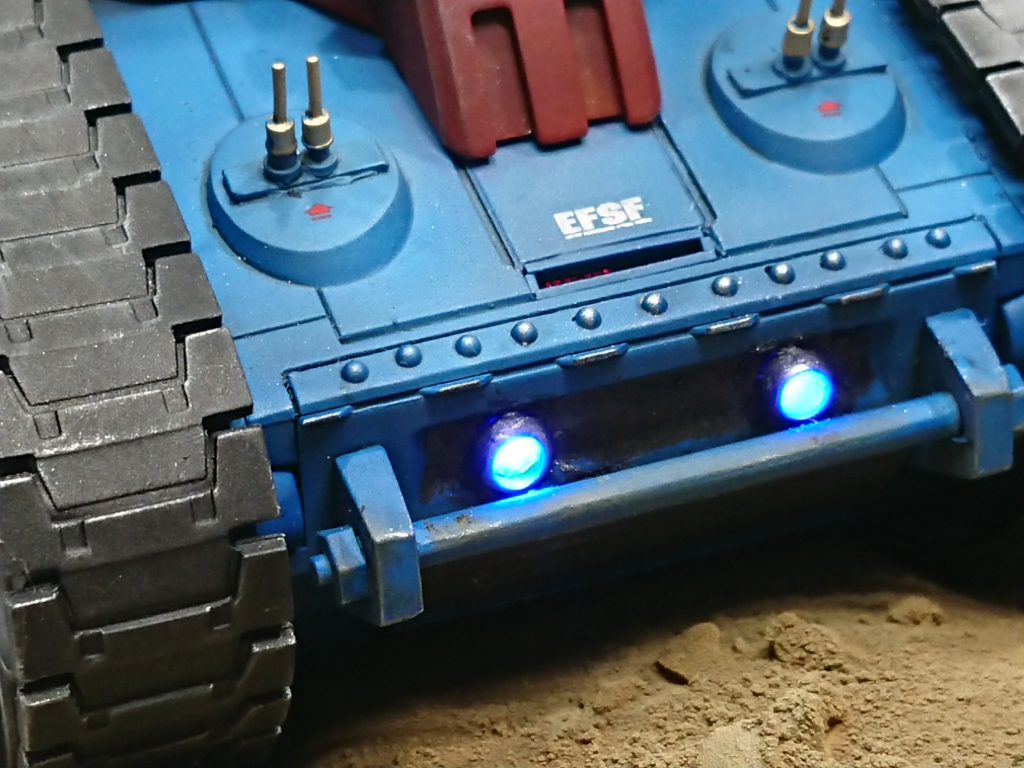 電飾、青い前照灯とダクト内に赤色Led