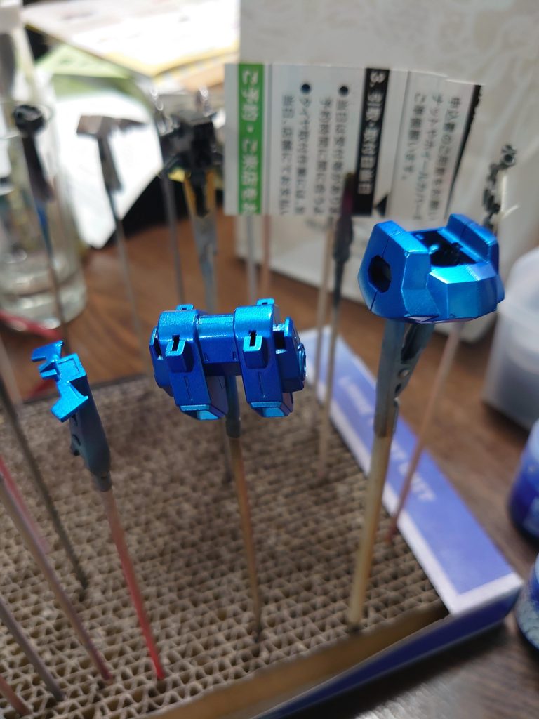 胸部も写真のようにキャンディーブルーに塗ったあとで、雲母堂本舗様のCCパープルやクリアーパープルで色味の調整をしました。ただ、この工程で厚塗りになってしまったのが悲しみポイント。