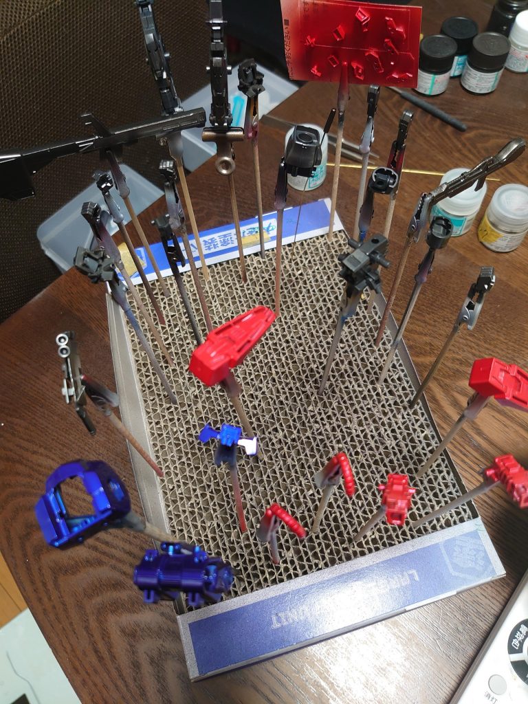 赤についても同様に塗装。グレー部分については普通に塗装したあと、雲母堂本舗様のMCブラックを軽く吹いてキラキラ感を乗せました。