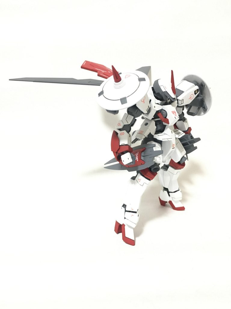 シュバルベグレイズ自体初めて組んだキットでしたが、作りやすくてとてもカッコいいキットでした。ただこの写真見てもらっても分かると思うのですが、足首の接地性はちょっとイマイチでした…