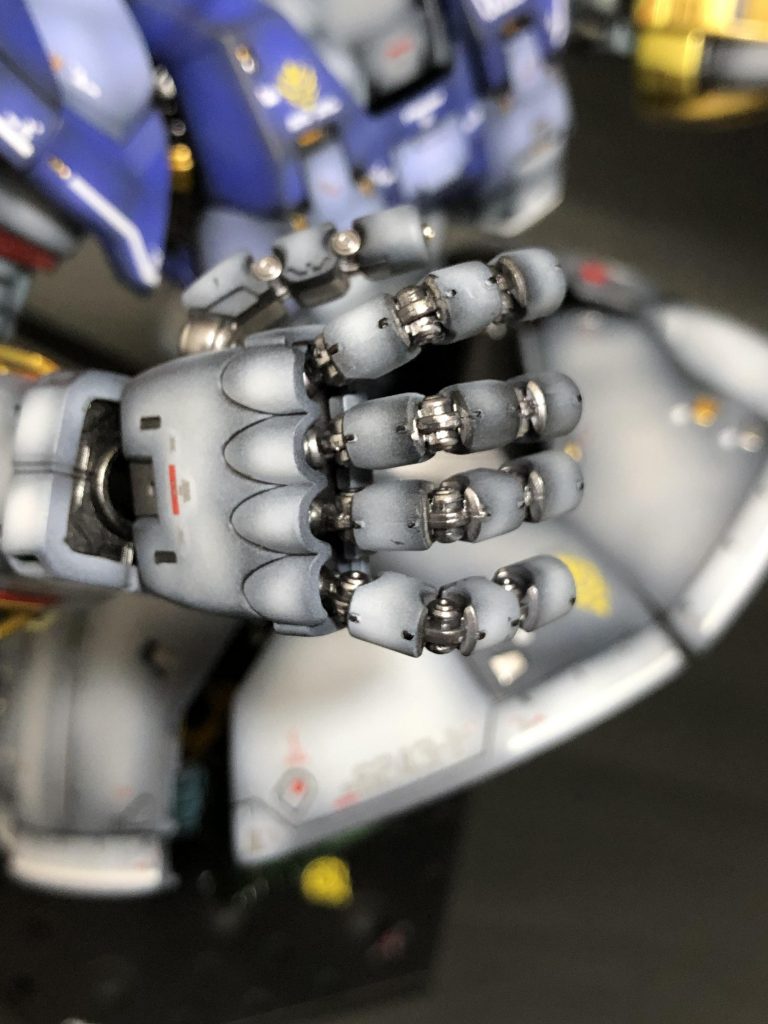 このキットの1番厳しいパーツはABSパーツと一体化したこのハンドパーツ💦フレーム部分はメタリックにしたく地獄のマスキングをして塗り分けました。また指の中心にゲートが来るのでデザインナイフで綺麗に処理、両端にあるモールドはエナメルのブラックを爪楊枝で塗装しました✨これは強烈過ぎました😭この指の完成度が出来上がりに大きな差を生む様な気がします😅