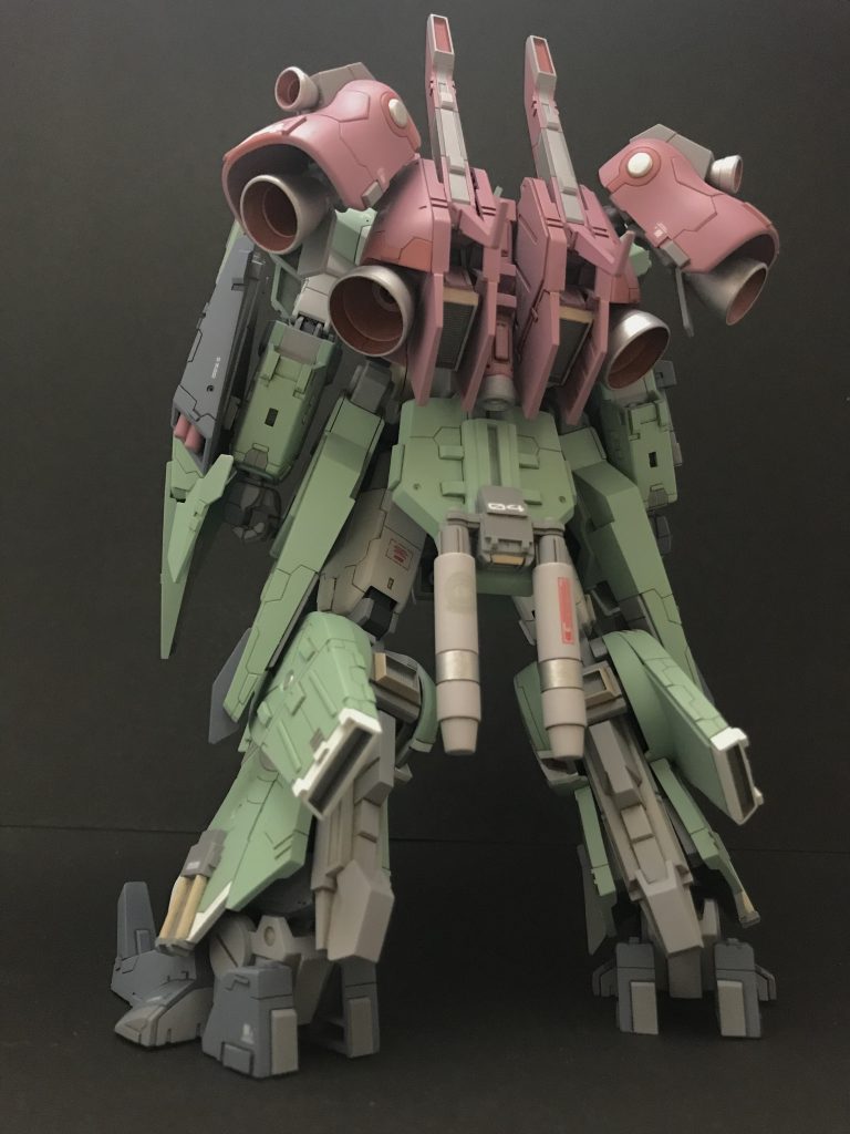 後ろから。バーニアいっぱいです。上手いことV字に並んでいい感じです。コンセプト破綻ビルドですが、それなりに脳内設定はあります。ドーベンウルフからどんどん軽装、軽量化が進んで、でも身体が大きい分積めるジェネレーターは大きいままで、結果ピーキー過ぎるドッカンターボメカになった。そんな感じです。なんとなーくですが、シナンジュ+リガズィカスタムを意識しました。