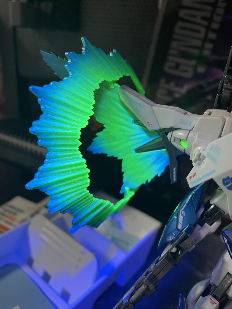 羽の蛍光グラデはコンプレッサーにてEXブラック→シャインシルバー→メタルグリーンとメタルブルーでグラデしました！