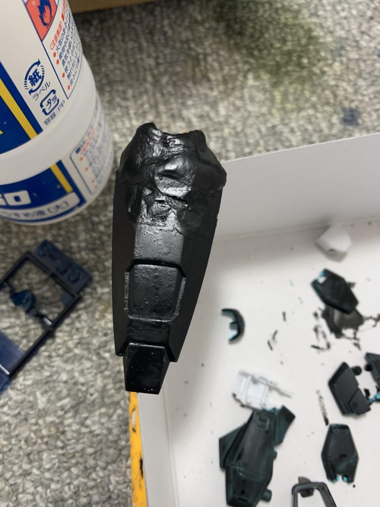 黒のサフを塗ります