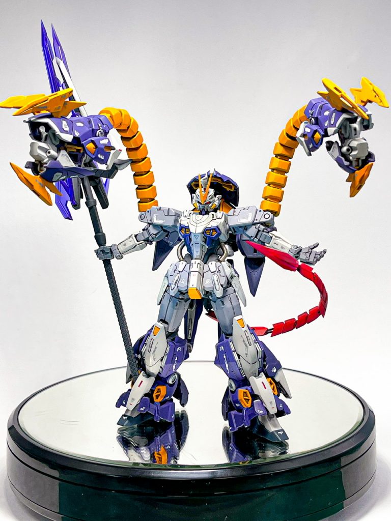 全体の工作について。350円の中古ナタクから、ドラゴンハングをミキシング。差し替えで両腕のクローを伸縮表現できるようにしました。迫力満点ですが、クロー部分が重たいのでバランス調整が非常にシビア。簡単にコケてしまいます。