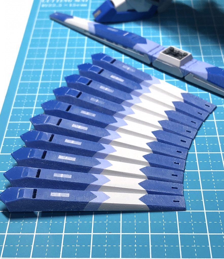 1番こだわったのがファンネルの色分けパーツの一体化。瞬着等で埋めてシャープに整形し、先端部も薄く仕上げてます。