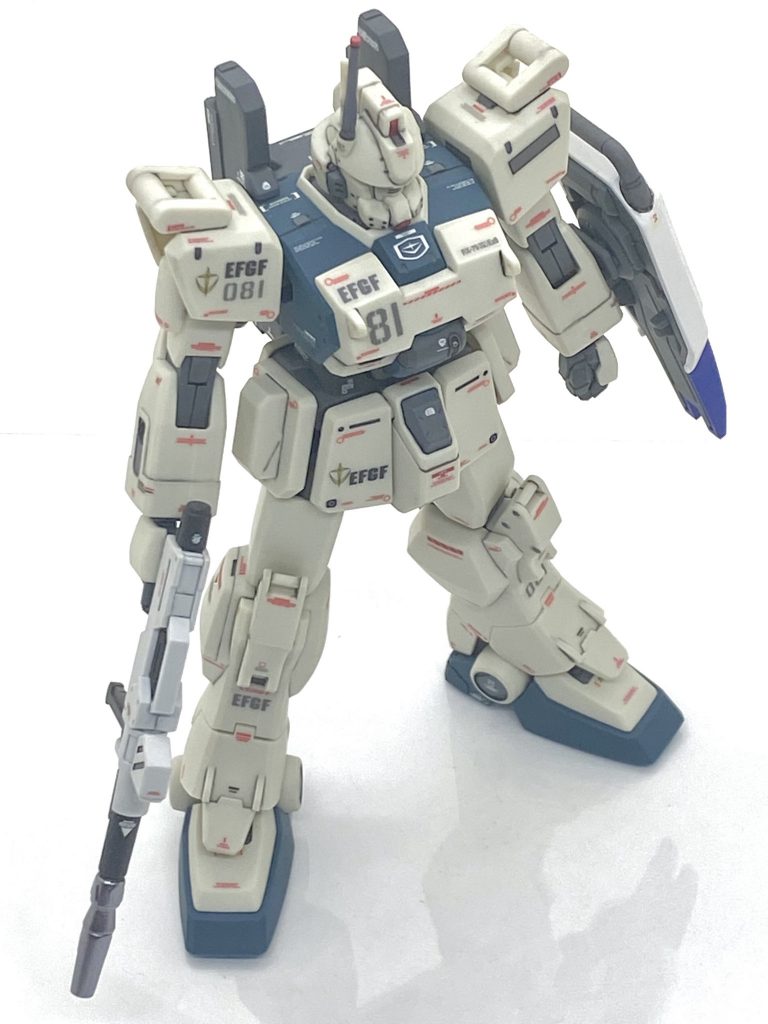 スマートなイメージがあります旧HGに比べますとHGUCはどっしりとしたプロポーションでややMG寄りだと思いました。ガンダムEz8は大破した陸戦型ガンダムに陸戦型ジムのパーツや現地調達の各種ジャンクパーツなどが利用された現地改修機なので注意書きのマーキングをやや多めに貼っています。塗り分けも各部にグレーを差し色にして精密感を出すようにしています。