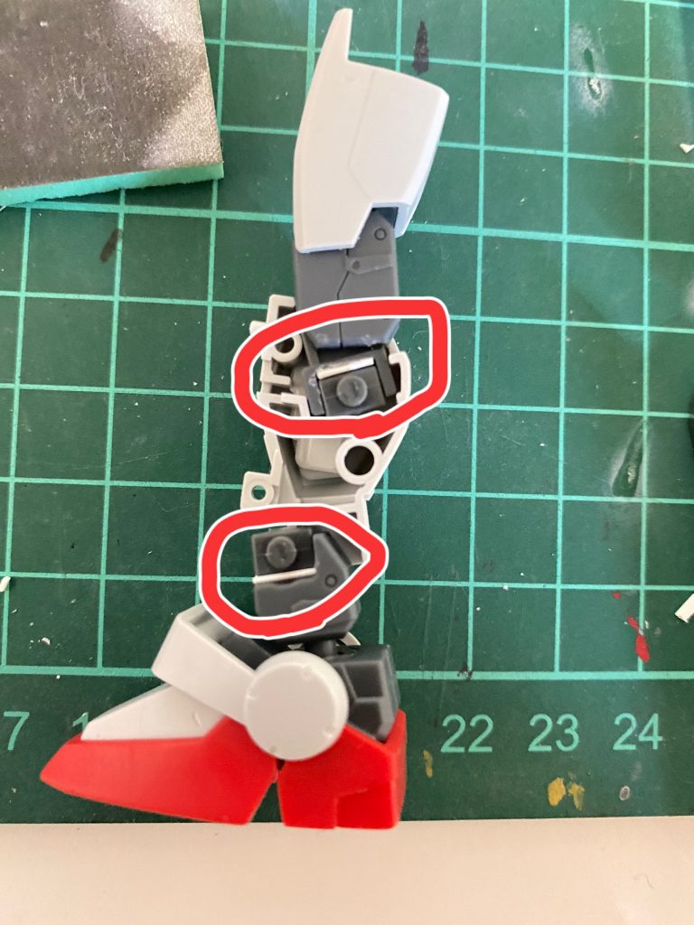 過去に作成されている方のを参考に、脚部はプラ板を使って延長しています。他には頭部、腰部も延長しています。