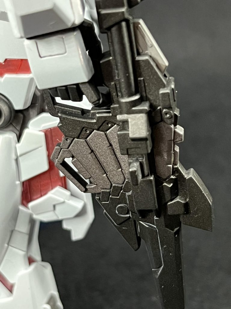 角、本体背中、顔横のクリアパーツ、マグナムのマガジンと、塗り分けの面倒な部分が…_:(´ཀ`」∠):_これも練習と思ってやりましたが、マスキングが得意ではなく、いつもなら筆で塗り分けている自分にはハードル高かったです。