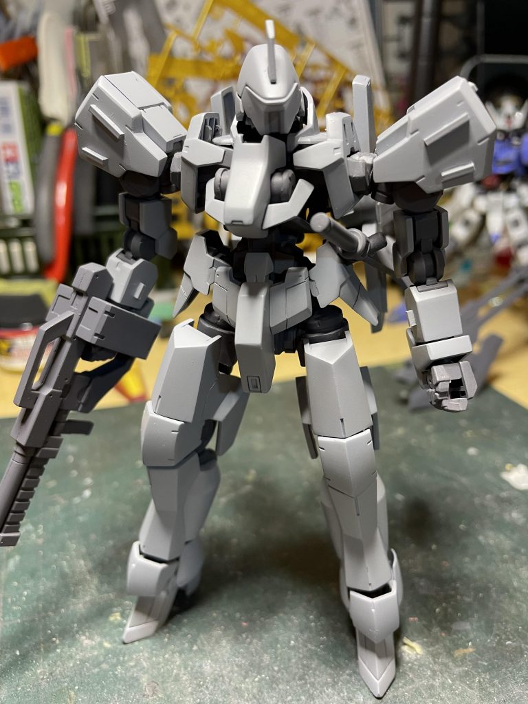 サフ状態。外装は1000番のMr.カラーのサフフレームはガイアノーツのメカサフをそれぞれ使用。