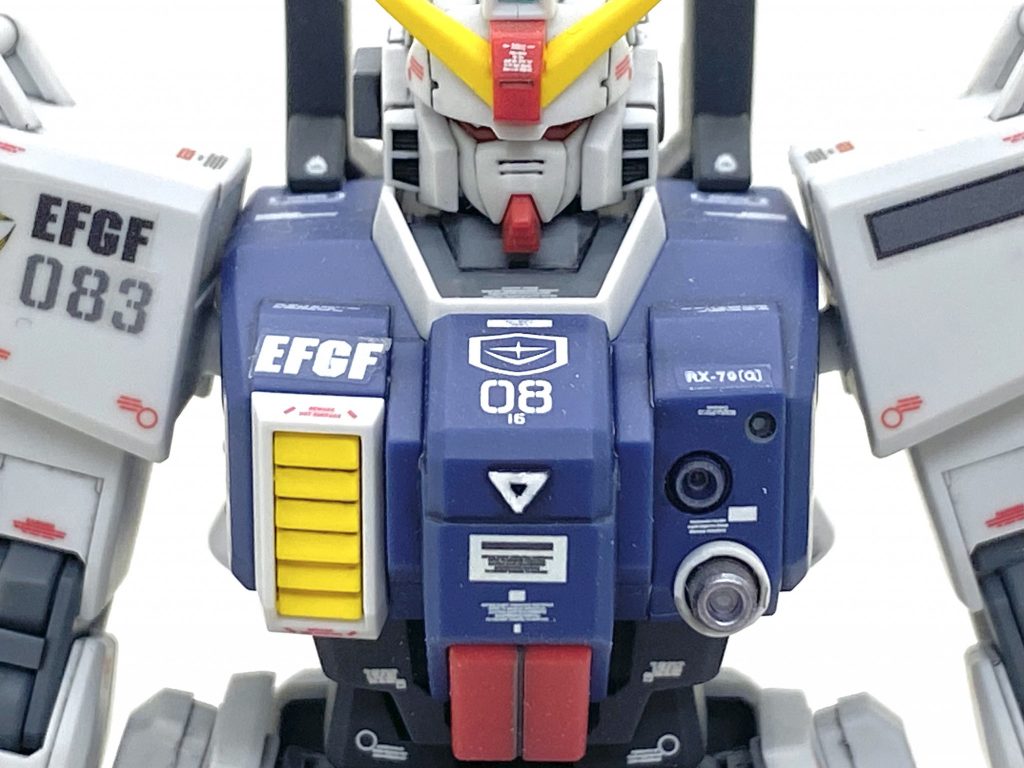 デカールはHGユニコーンガンダム用をメインに陸戦型ガンダム地上戦セットに入っていました専用デカールを使いましたが連邦陸軍を意味するEFGF(Earth Federation Ground Force)はデカールになってないのでHGUCのガンダムEz8のシールに白と黒の表記したのがありますのでそれを流用しました。肩のマーキングはMGのそのままに貼っています。シールドの08のマーキングはやはりデカールの方が仕上がりが良く、08小隊のはガンダムデカールが出てないので地上戦セットのデカールは重宝します。