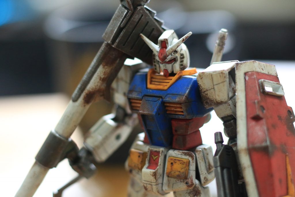 武装類もサビサビにしましたキチンと整備されてるのでしょうか?撃てるのかな 笑シールドなんかは特に汚し甲斐がありましたEGのシールドは接続部分に結構厚みがあるので装備するとかなりボリューミーに見えます賛否ありそうですが個人的にはHGの薄いシールドよりこっちの方が好きですね